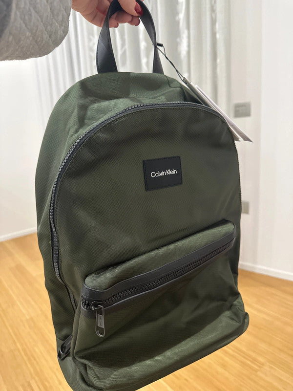 CALVIN KLEIN - Sac à dos Sleek : la fusion parfaite de la mode et de la durabilité.