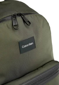CALVIN KLEIN - Sac à dos Sleek : la fusion parfaite de la mode et de la durabilité.