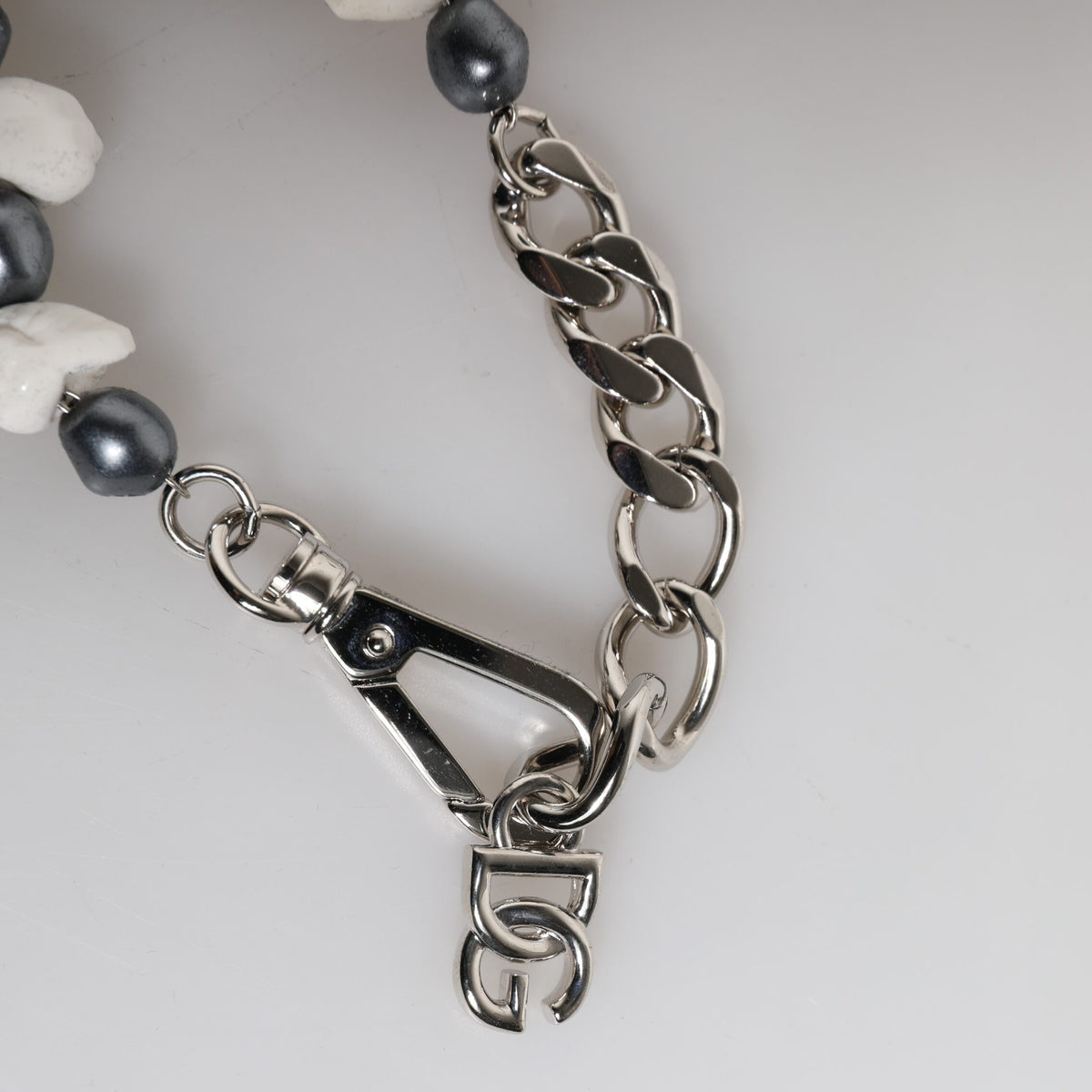 Bracelet Dolce & Gabbana "Chaîne Argentée : Coquillage, Perles & Logo DG