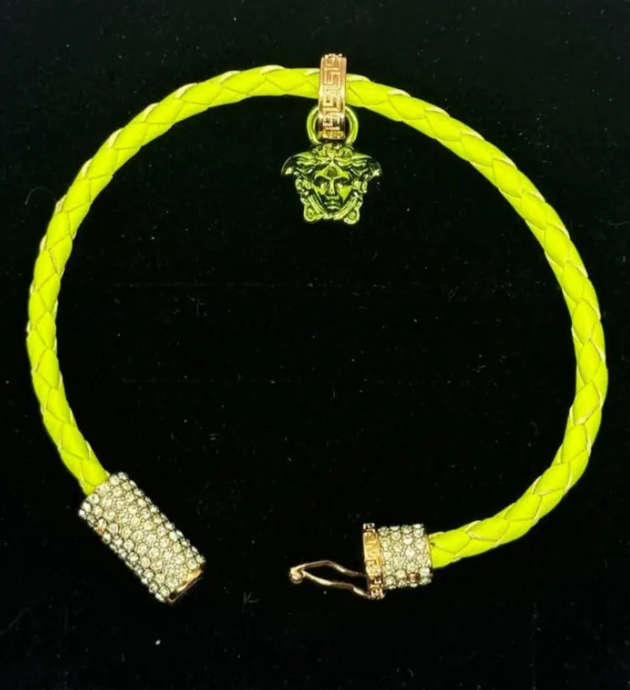 VERSACE Bracelet Medusa Crystal : L'Accessoire de Mode Ultime