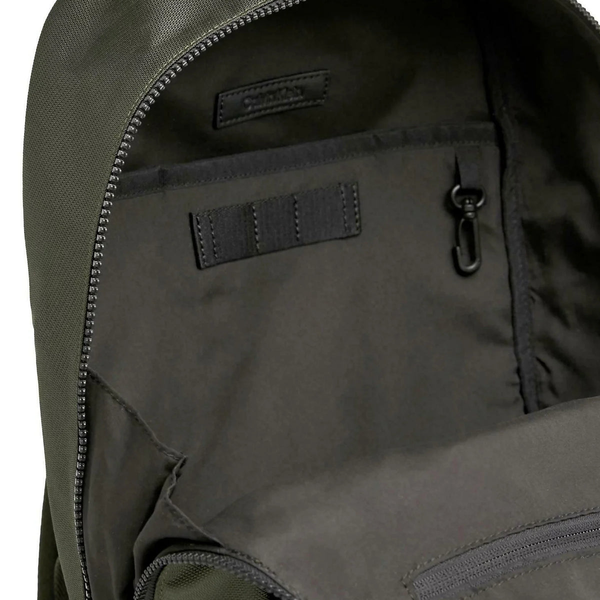 CALVIN KLEIN - Sac à dos Sleek : la fusion parfaite de la mode et de la durabilité.