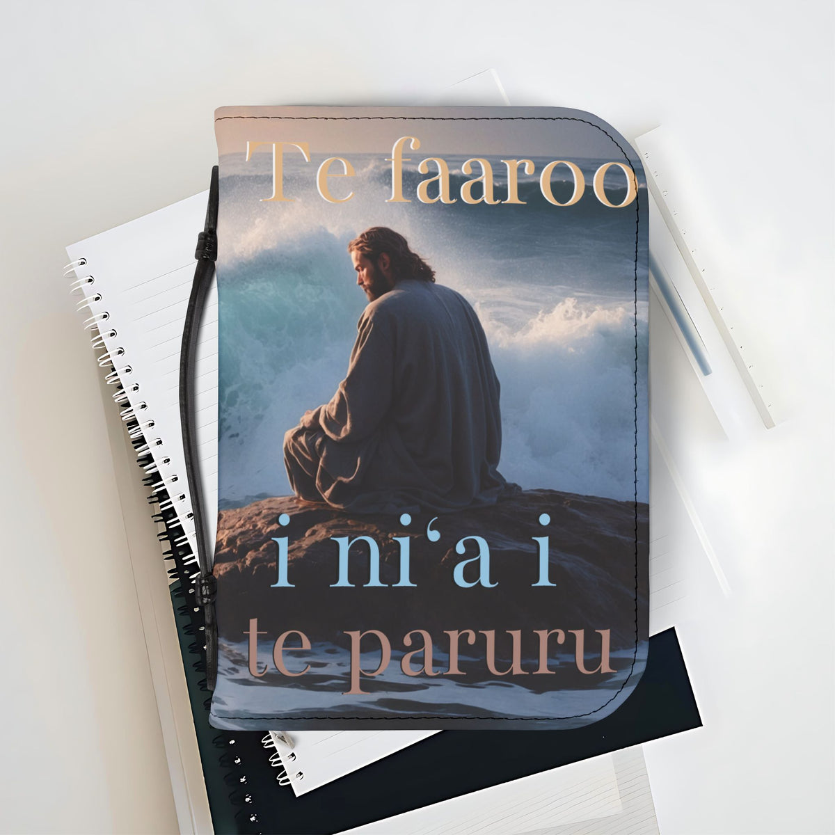 🇵🇫  Couverture Élégante : "Te faaroo i ni‘a i te paruru"