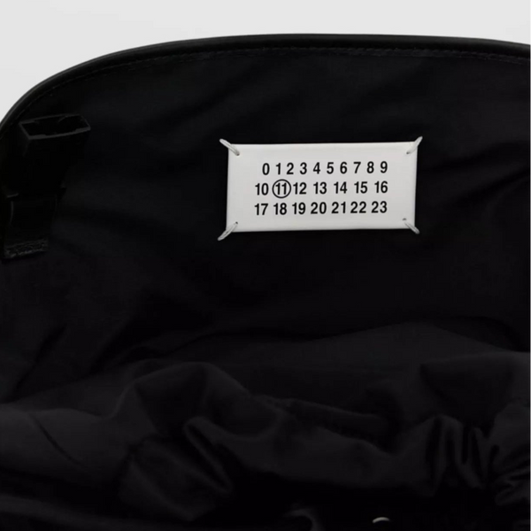 MAISON MARGIELA - Sac à Dos Technique Noir : Le Minimalisme Déstructuré.