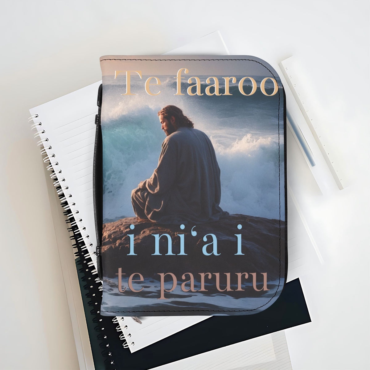 🇵🇫  Couverture Élégante : "Te faaroo i ni‘a i te paruru"