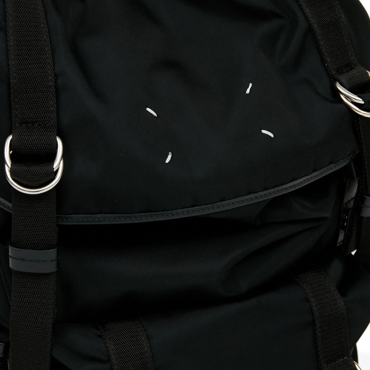 MAISON MARGIELA - Sac à Dos Technique Noir : Le Minimalisme Déstructuré.