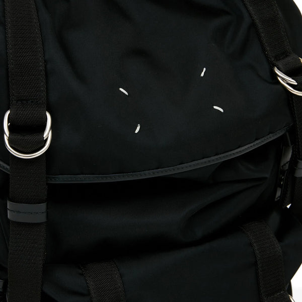MAISON MARGIELA - Sac à Dos Technique Noir : Le Minimalisme Déstructuré.
