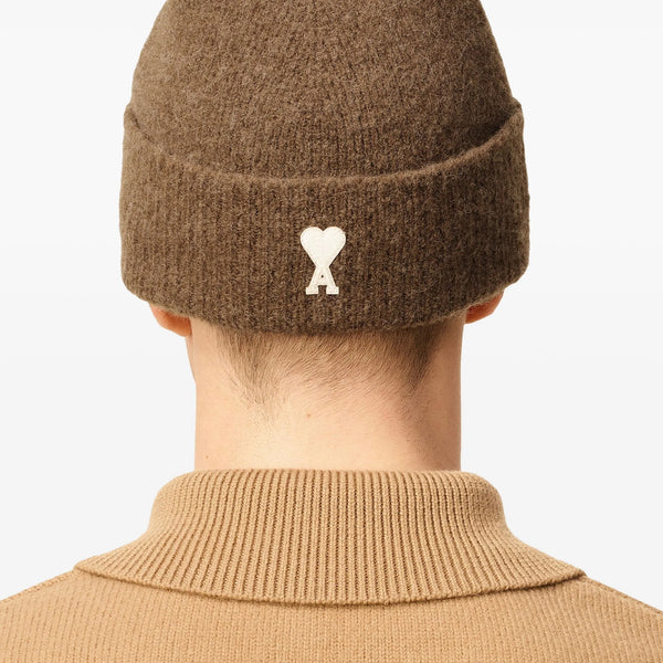 AMI PARIS - Bonnet Ami de Cœur Marron : Le Style qui a du Cœur.
