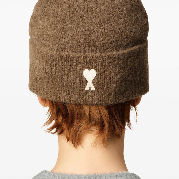 AMI PARIS - Bonnet Ami de Cœur Marron : Le Style qui a du Cœur.