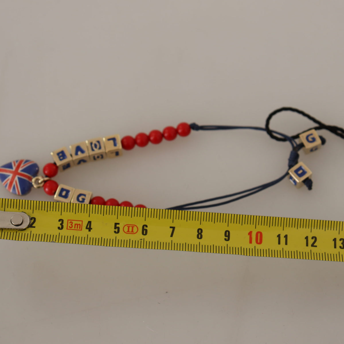 DOLCE & GABBANA : Bracelet "LOVE DG London" Perles Rouges et Cœur Union Jack - Style Urbain Élégant