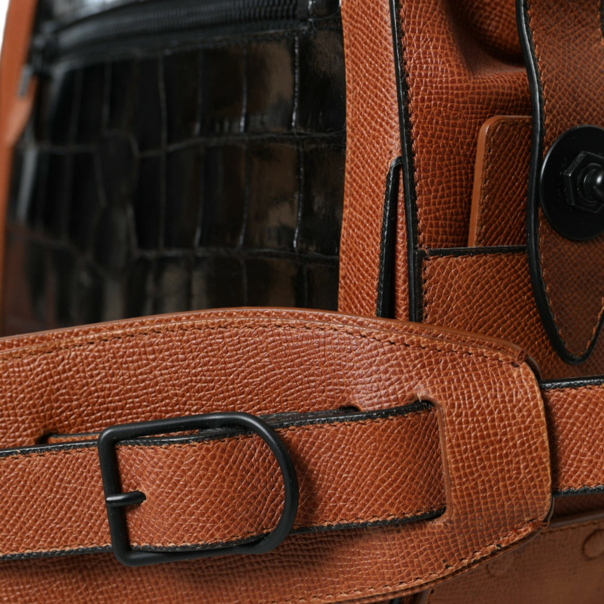 BALENCIAGA Sac Croisé Vertical en Peau de Crocodile - L'Élégance Audacieuse