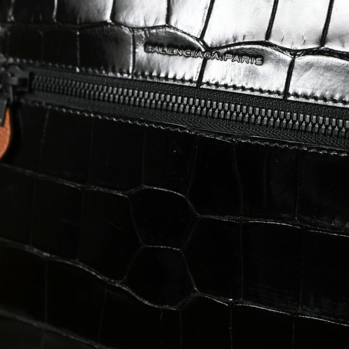 BALENCIAGA Sac Croisé Vertical en Peau de Crocodile - L'Élégance Audacieuse