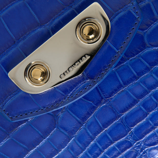 BALENCIAGA Sac Neo Classic en Alligator Bleu - L'Icone Réinventée