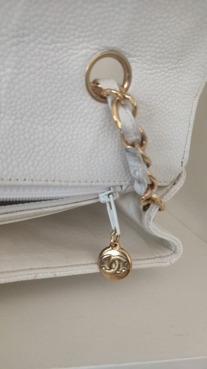 CHANEL SAC À ÉPAULE DIANA EN CUIR BLANC - L'Iconique de la Marque
