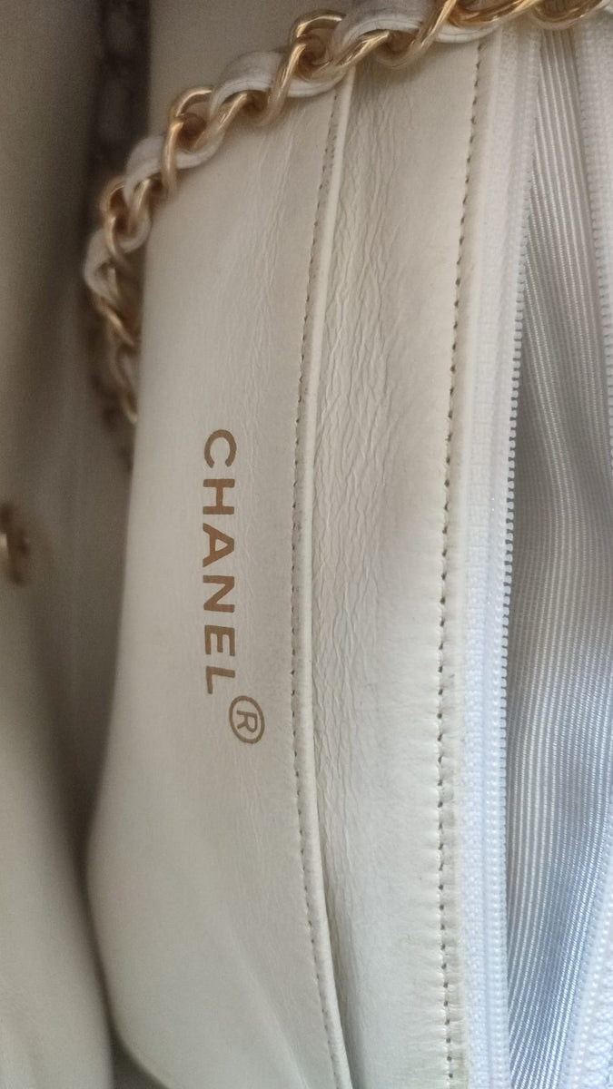 CHANEL SAC À ÉPAULE DIANA EN CUIR BLANC - L'Iconique de la Marque