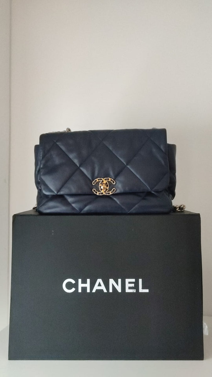 CHANEL Sac 19 en Cuir d'Agneau Matelassé Bleu - L'icône réinventée