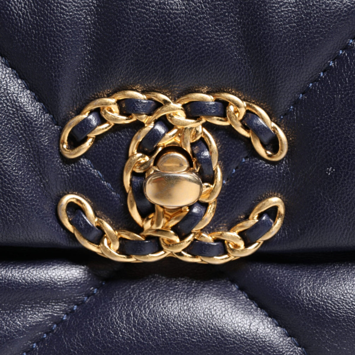 CHANEL Sac 19 en Cuir d'Agneau Matelassé Bleu - L'icône réinventée