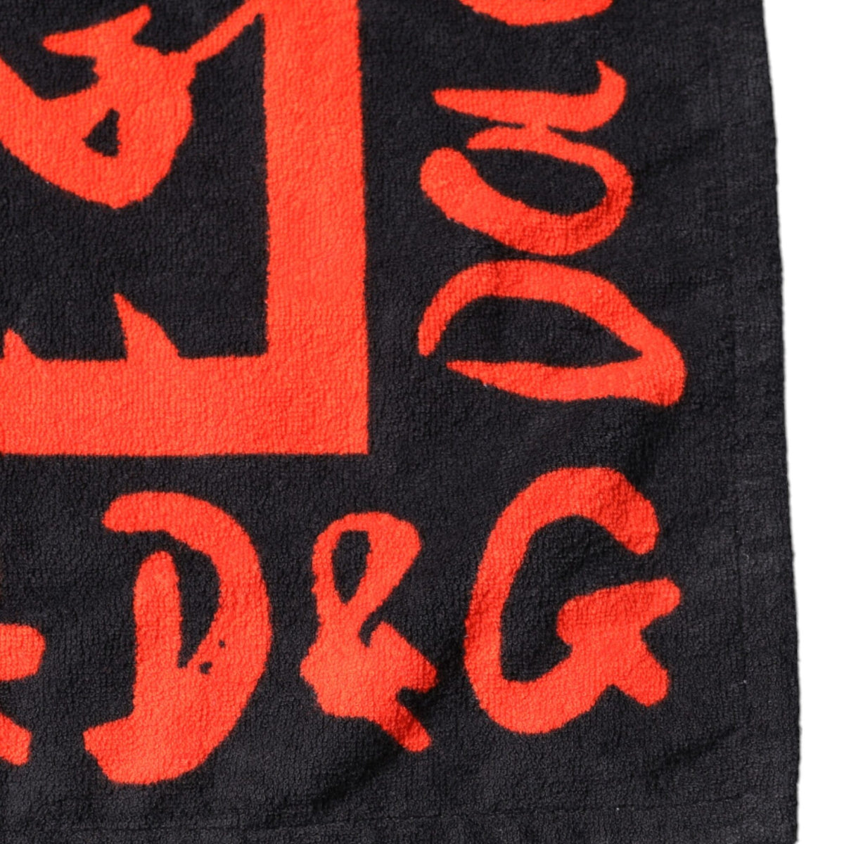 DOLCE & GABBANA Serviette de Plage Unisexe Noire et Rouge - "Déclaration Audacieuse"
