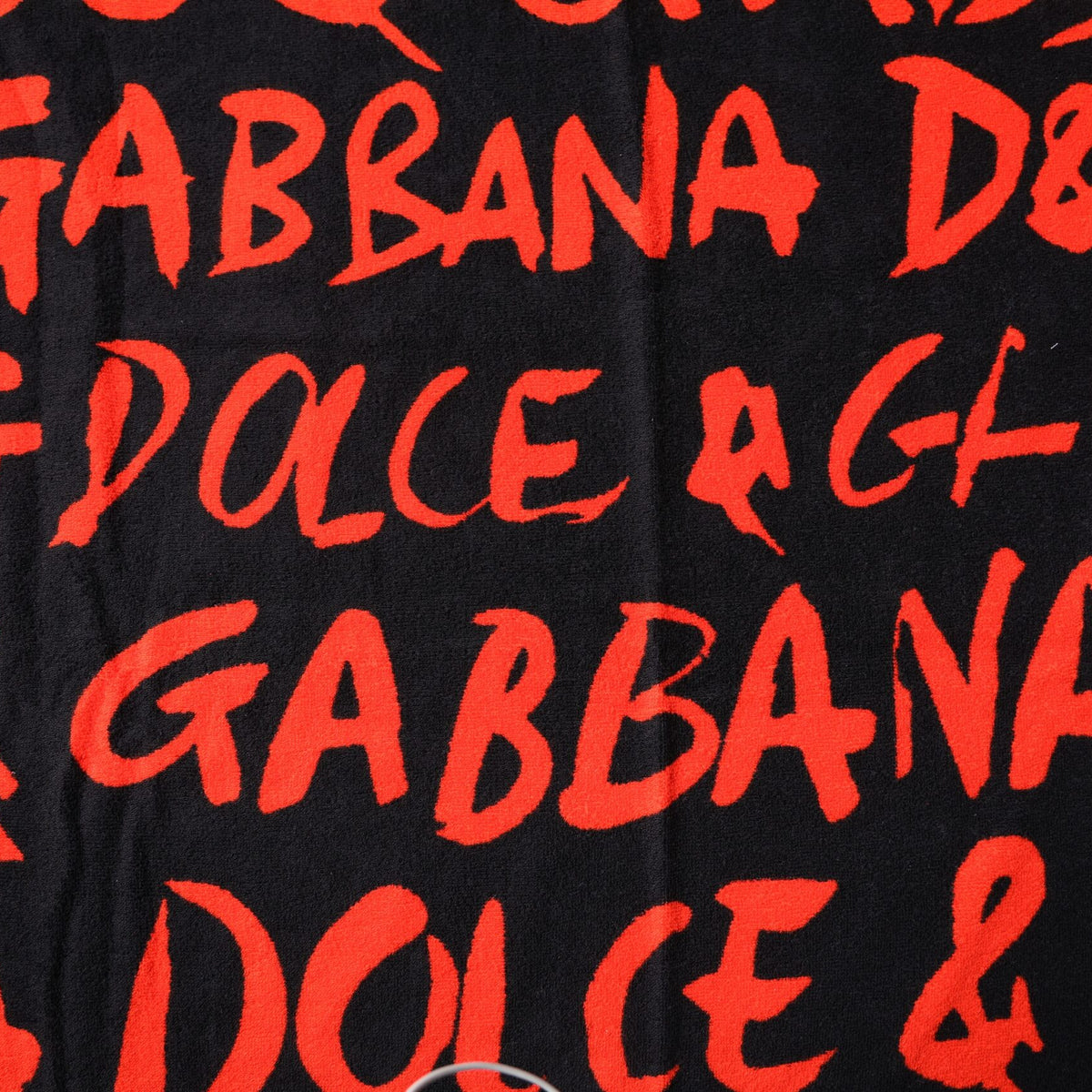 DOLCE & GABBANA Serviette de Plage Unisexe Noire et Rouge - "Déclaration Audacieuse"