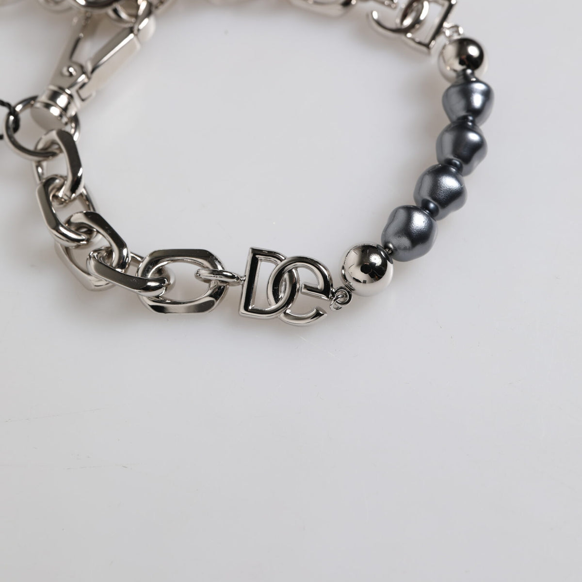 Bracelet Dolce & Gabbana "Chaîne Argentée & Perles Grises DG"