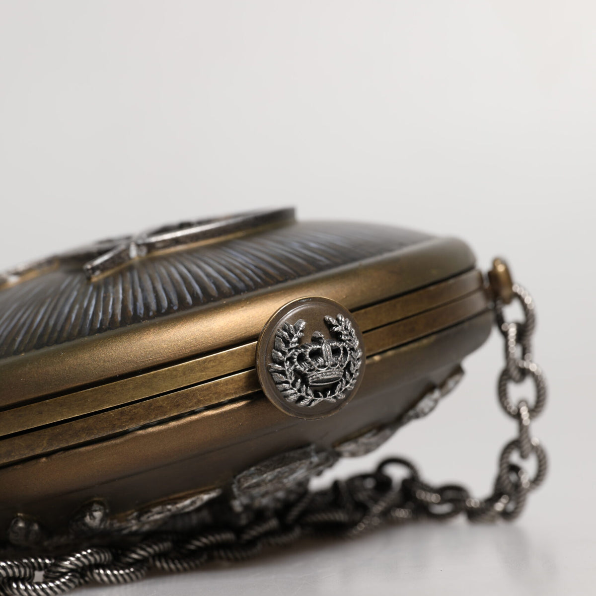 DOLCE & GABBANA Sac Clutch Couronne en Laiton Doré - L'Accessoire Iconique