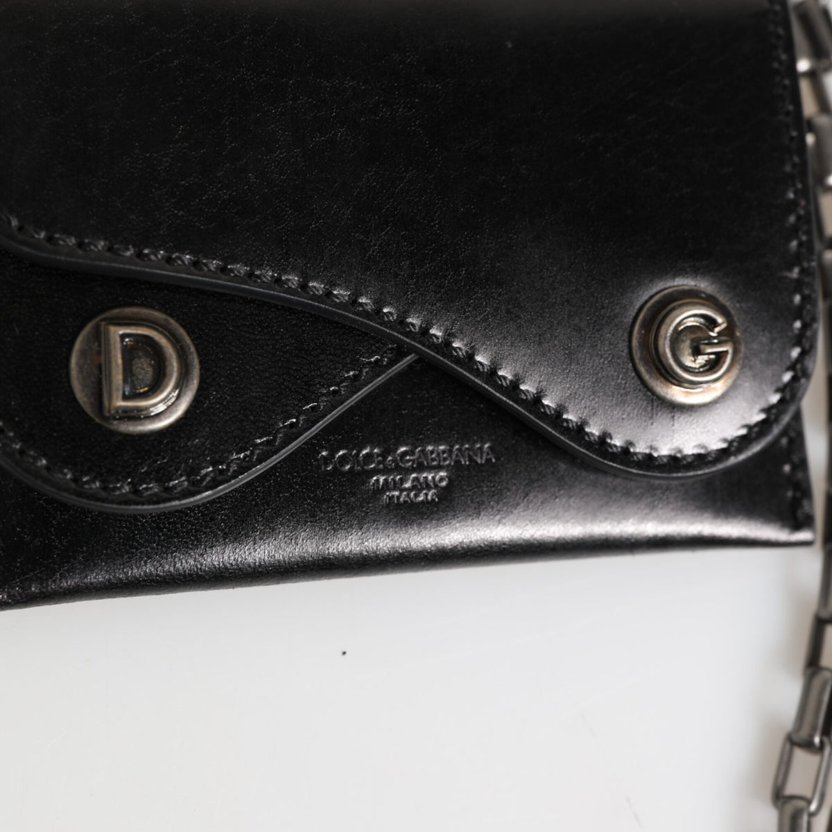 DOLCE & GABBANA Portefeuille Noir avec Chaîne | Maroquinerie de Luxe Vintage