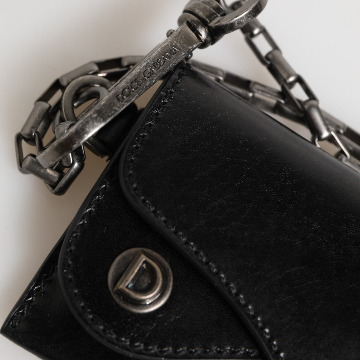 DOLCE & GABBANA Portefeuille Noir avec Chaîne | Maroquinerie de Luxe Vintage