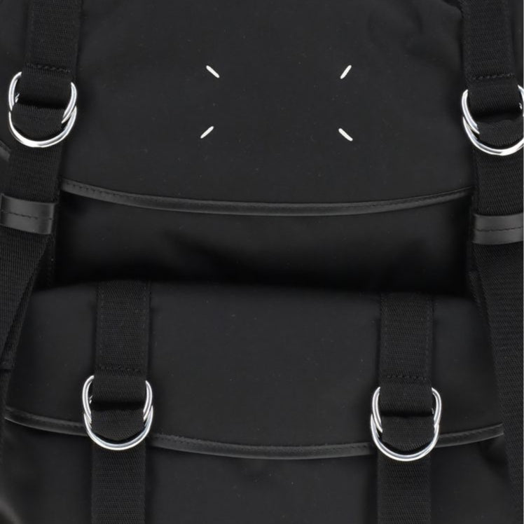MAISON MARGIELA - Sac à Dos Technique Noir : Le Minimalisme Déstructuré.