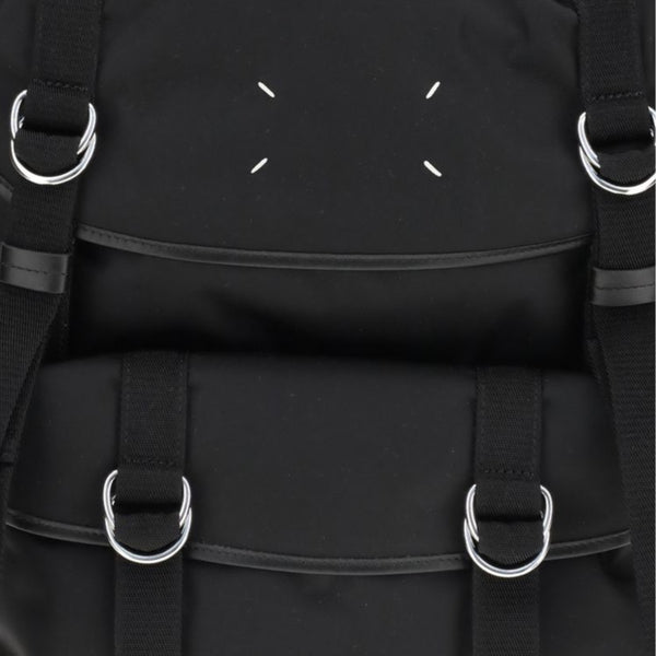 MAISON MARGIELA - Sac à Dos Technique Noir : Le Minimalisme Déstructuré.