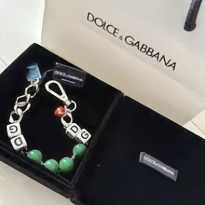 DOLCE & GABBANA : Bracelet Chaîne Argentée, Dés "DG" et Perles Vertes - Chic
