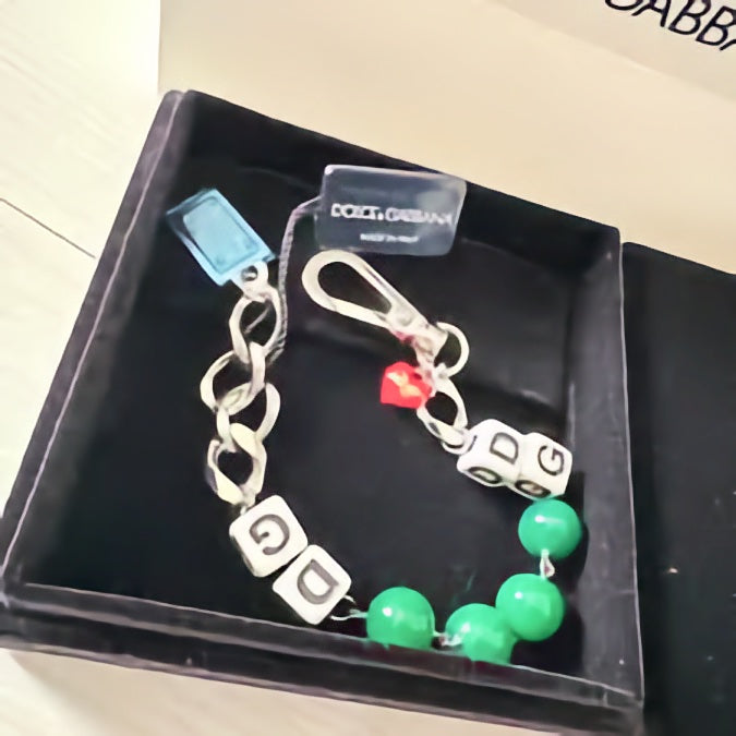 DOLCE & GABBANA : Bracelet Chaîne Argentée, Dés "DG" et Perles Vertes - Chic
